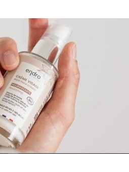 Crème riche mais non grasse, pénètre rapidement